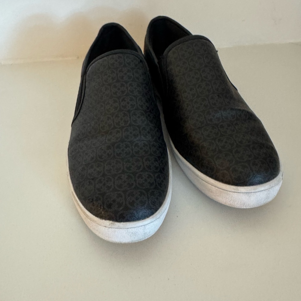 Daisy Fuentes faux leather logo print thick sole slip on